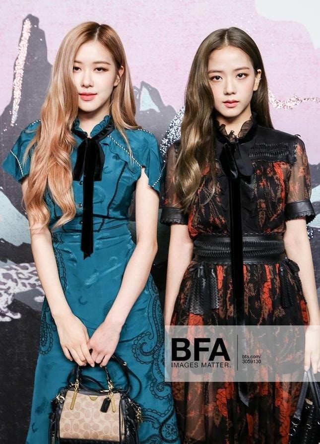 Loạt outfit tham dự Fashion Week của BLACKPINK: Ai ấn tượng nhất?-5