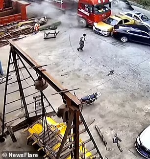 Tài xế thoát khỏi xe chứng kiến vụ tai nạn Tài xế thoát khỏi xe chứng kiến vụ tai nạn
