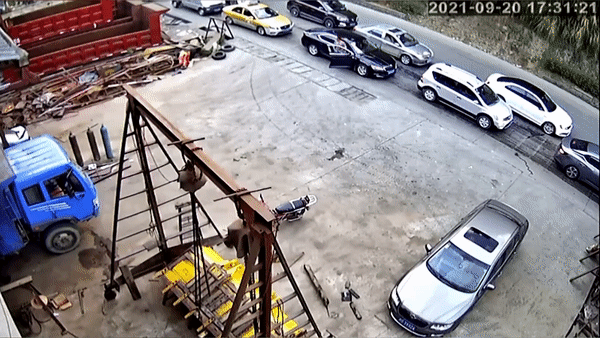 Khoảnh khắc một lái xe thoát chết trong 1 tai nạn Khoảnh khắc một lái xe thoát chết trong 1 tai nạn
