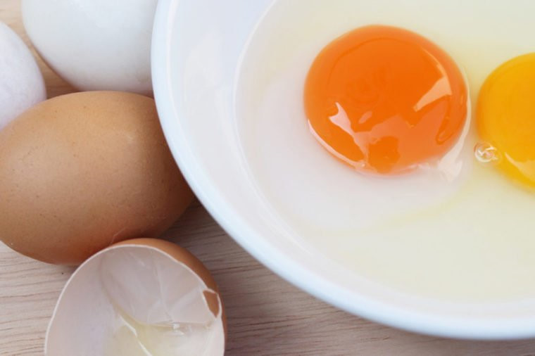 Ăn trứng sống dễ gây ngộ độc