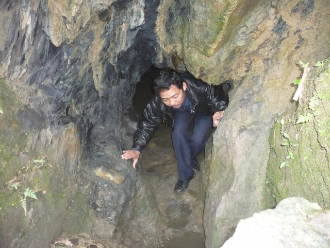 Một hầm đào xuyên vào núi sâu hơn 20m mà Nguyễn Hồng Công đang đào. Ảnh: H.L.