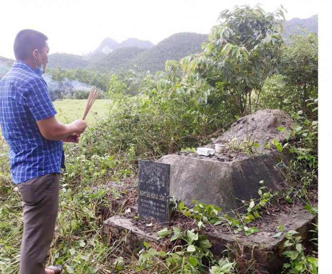 Những người dân Hóa Sơn vẫn thắp hương trước ngôi mộ ông Nguyễn Hồng Công ở nằm tại chân núi Mã Cú. Ảnh: T. Du.