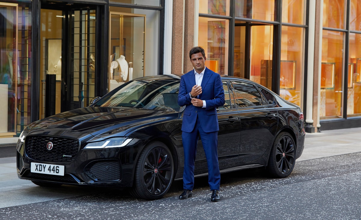 Tay đua Mitch Evans của Đội đua Jaguar Racing và xe Jaguar XF Tay đua Mitch Evans của Đội đua Jaguar Racing và xe Jaguar XF