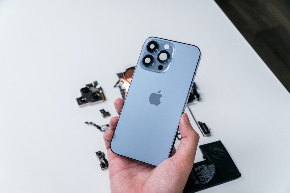 'Mổ' iPhone 13 Pro tại Việt Nam: Màn hình mỏng hơn, cụm camera thiết kế lại