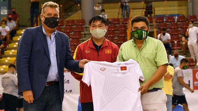 Ông bầu Trần Anh Tú: Người hùng thầm lặng của futsal Việt Nam - 2