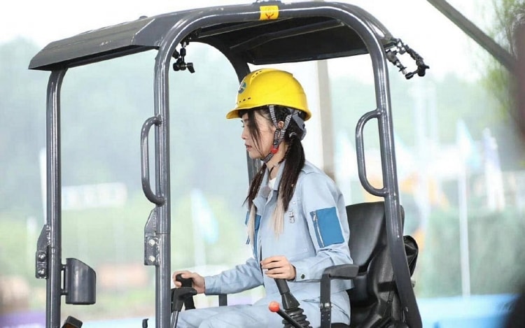 Bạch Lộc trổ tái lái máy xúc trong ' Have Fun', liệu có đỉnh hơn Nhậm Gia Luân? Bạch Lộc trổ tái lái máy xúc trong ' Have Fun', liệu có đỉnh hơn Nhậm Gia Luân?