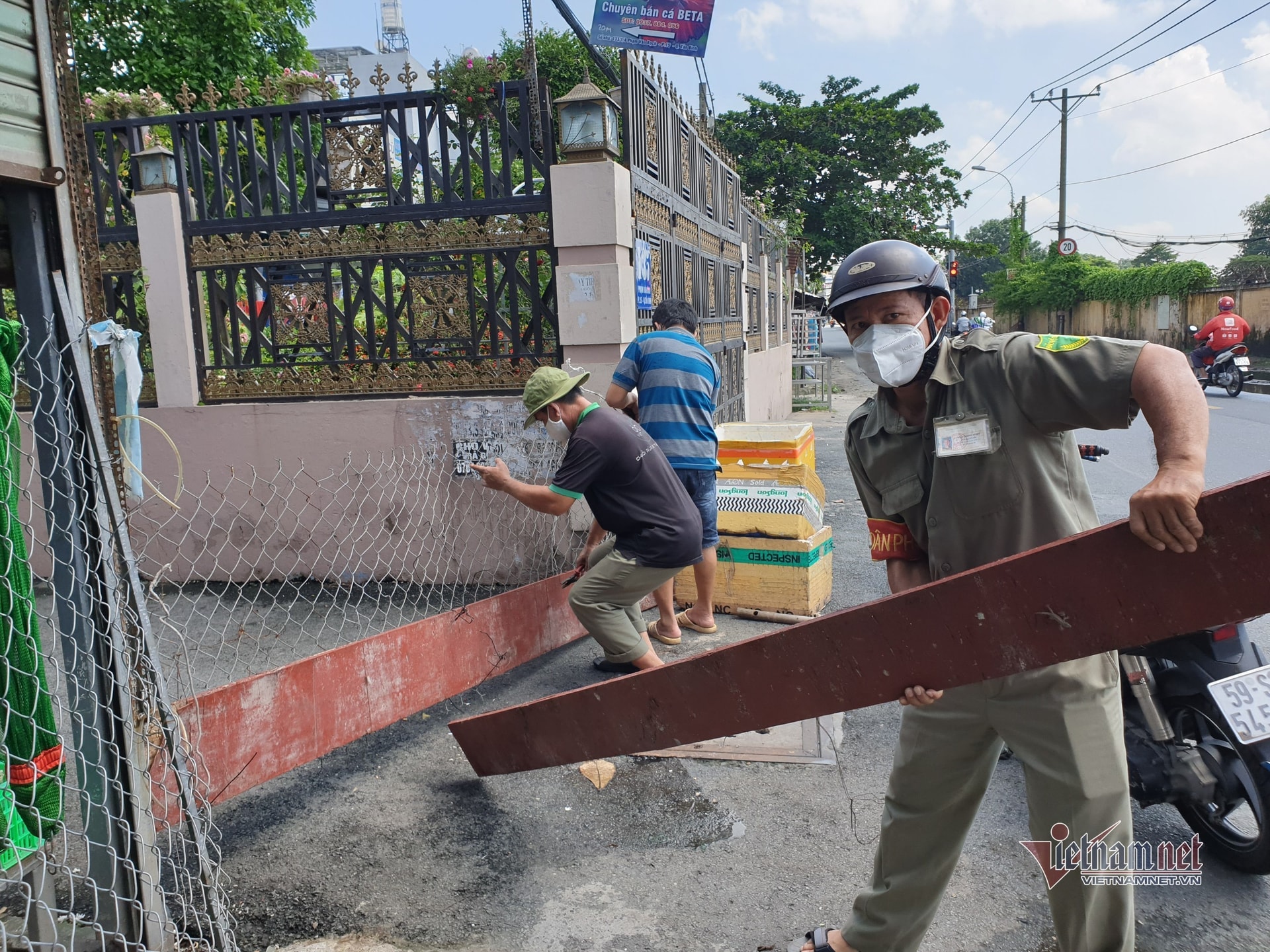 Hàng trăm con hẻm ở TP.HCM thoát cảnh rào chắn 'bít bùng'