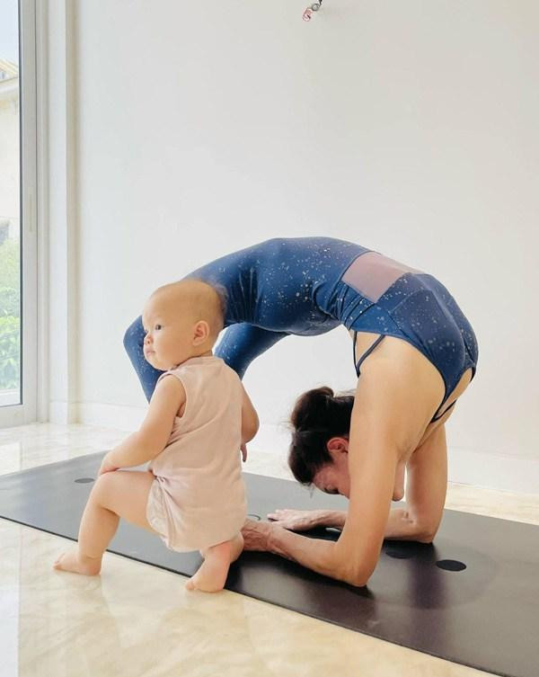 Mẹ Hà Hồ tập yoga, khoe body tuổi 64 bên 2 cháu Leon Subeo-1