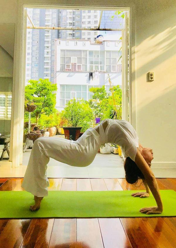 Mẹ Hà Hồ tập yoga, khoe body tuổi 64 bên 2 cháu Leon Subeo-6