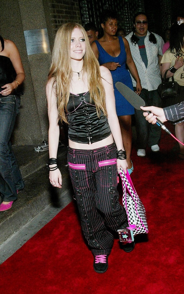 Hành trình thay đổi style của công chúa Pop-punk Avril Lavigne - 2
