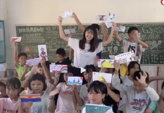 'Cô giáo đẹp nhất Trung Quốc' bị tố trục lợi từ thiện - 1