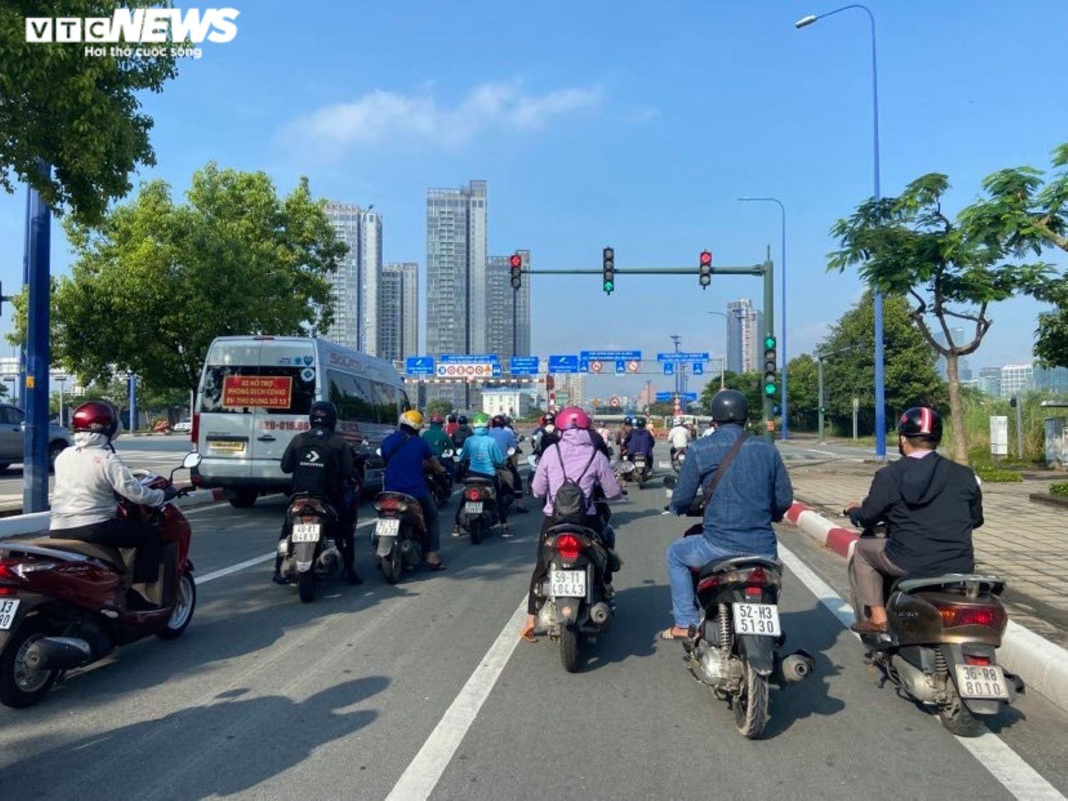 Đã hết 'phố vắng không một bóng người', đường phố TP.HCM đông đúc trở lại - 8