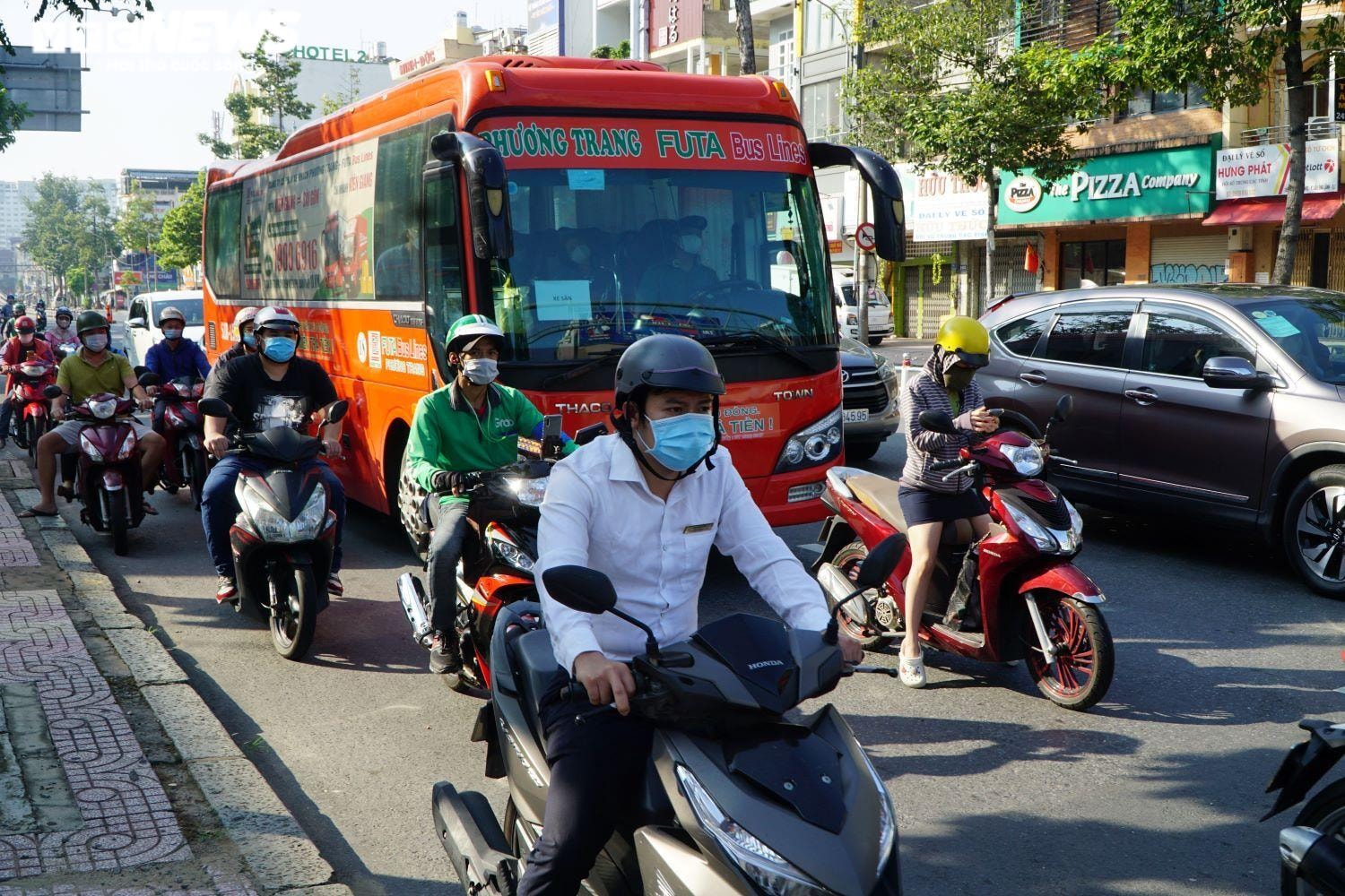 Đã hết 'phố vắng không một bóng người', đường phố TP.HCM đông đúc trở lại - 2