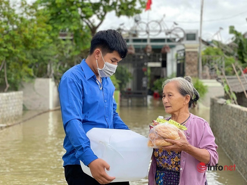 Nghệ An: Hàng ngàn nhà dân vẫn ngập sâu sau 3 ngày mưa lũ