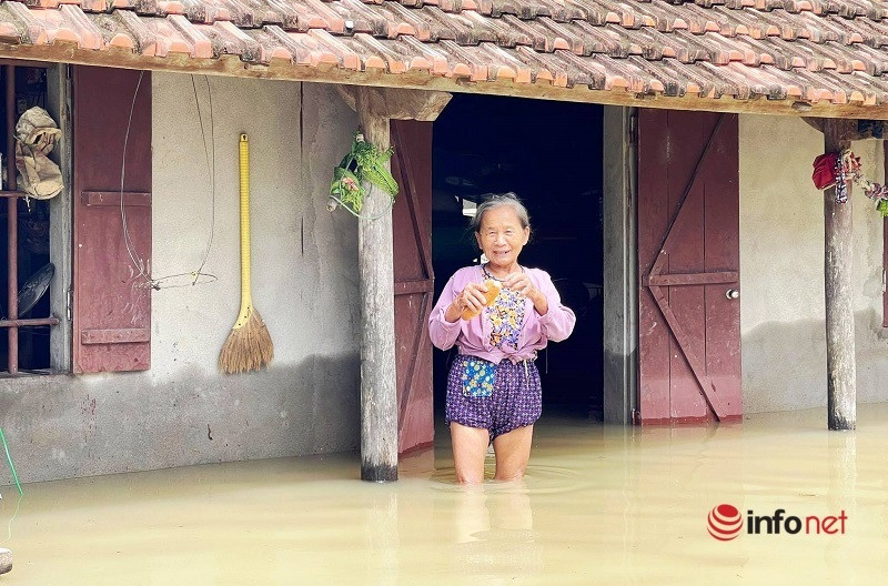 Nghệ An: Hàng ngàn nhà dân vẫn ngập sâu sau 3 ngày mưa lũ