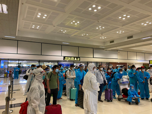 Phát hiện 4 ca dương tính trên chuyến bay đón công dân từ TP HCM về Bắc Giang - Ảnh 2.