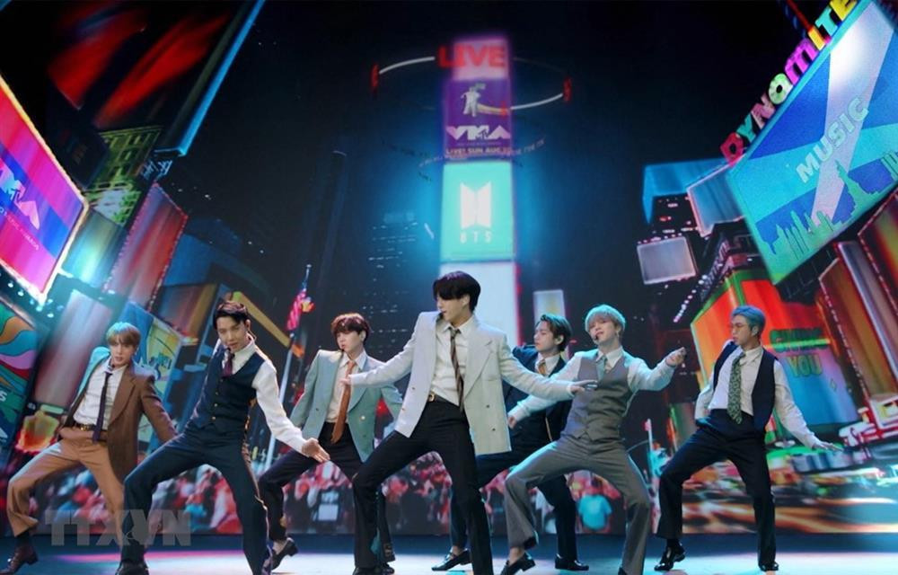 Nhóm nhạc đình đám BTS biểu diễn trên sân khấu trực tiếp tại Mỹ-1