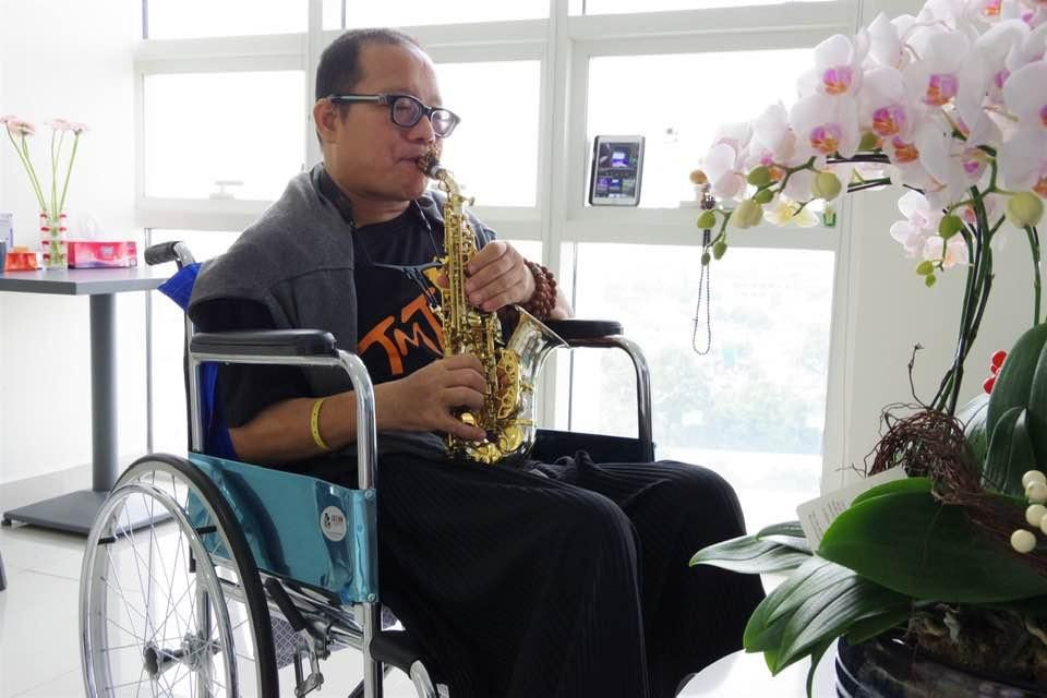 Nghệ sĩ Trần Mạnh Tuấn thổi saxophone ở bệnh viện-1