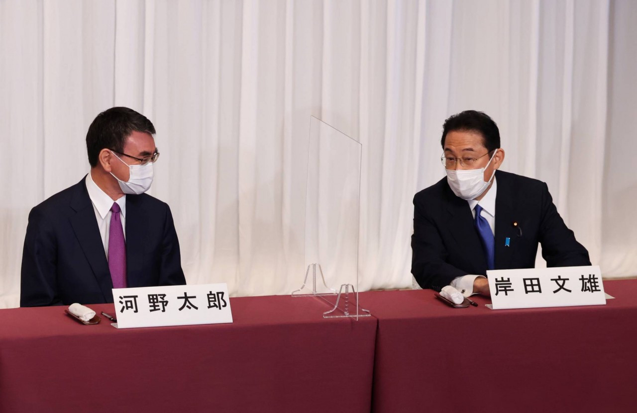 (09.28) Ông Fumio Kishida (trái) và ông Taro Kono là hai ứng cử viên hàng đầu cho vị trí Chủ tịch đảng LDP. (Nguồn: Reuters)