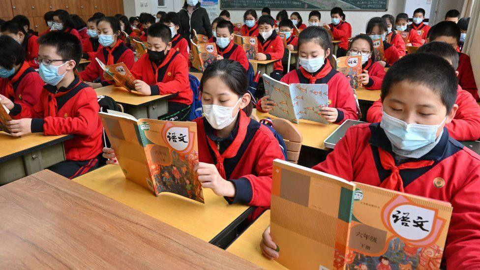 Trường tiểu học Trung Quốc gắn chip vào đồng phục để theo dõi học sinh - 1
