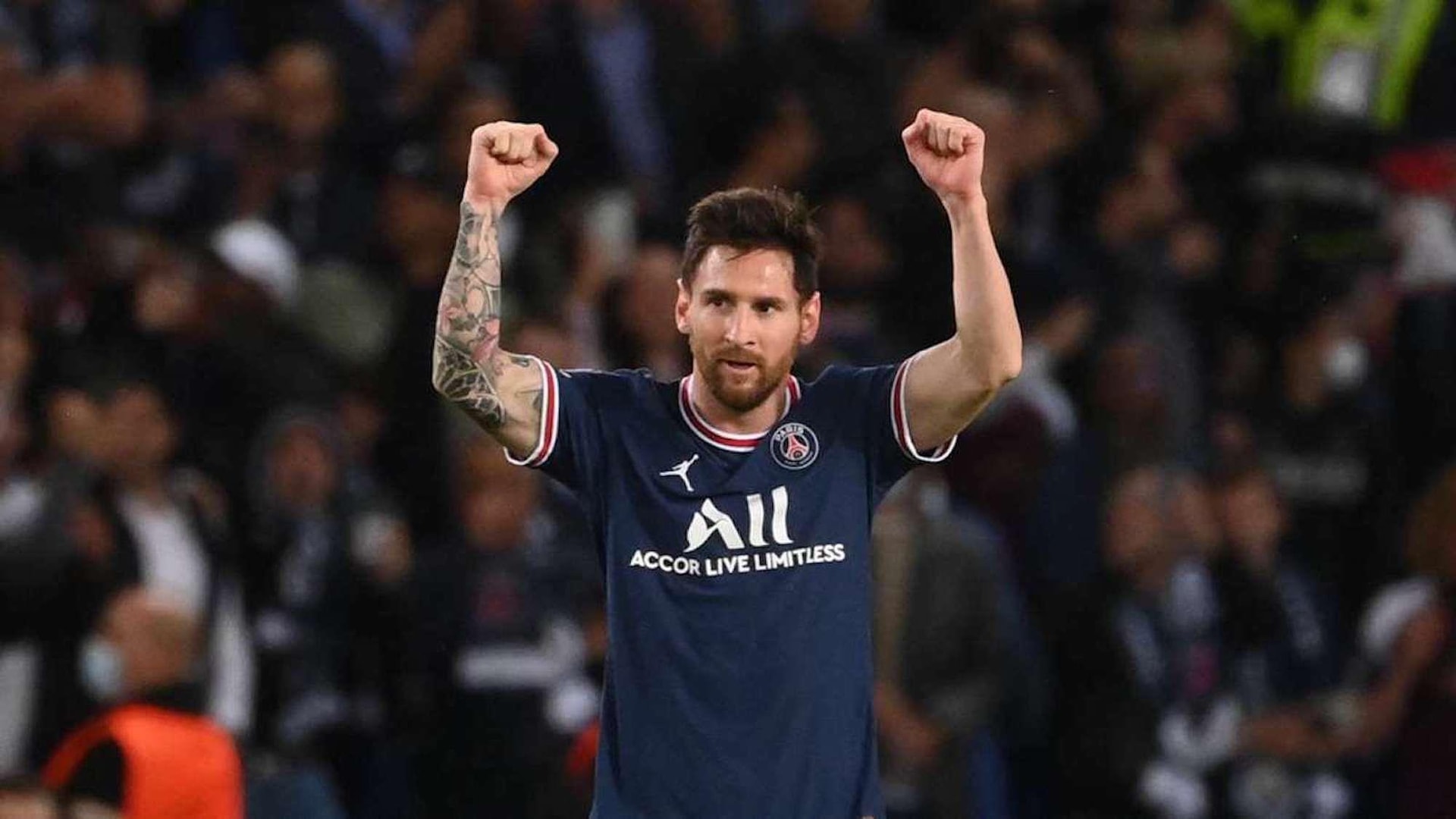 Messi gây sốc khi phải nằm làm hàng rào chắn đá phạt - 2