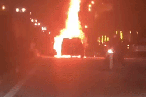 Xe BMW bốc cháy ngùn ngụt trên đường phố, cả nhà sợ hãi tháo chạy-3