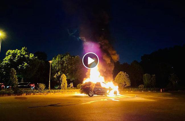Xe BMW bốc cháy ngùn ngụt trên đường phố, cả nhà sợ hãi tháo chạy-2