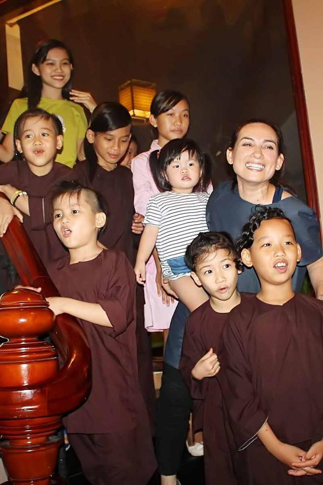 Hoàng Kiều nhận nuôi 23 con Phi Nhung, Trang Trần nói cái khó-6
