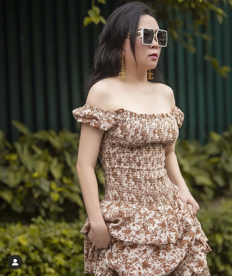 Phượng Chanel diện váy áo trễ tràng khoe vòng 1 quyến rũ ở tuổi U50 - 2