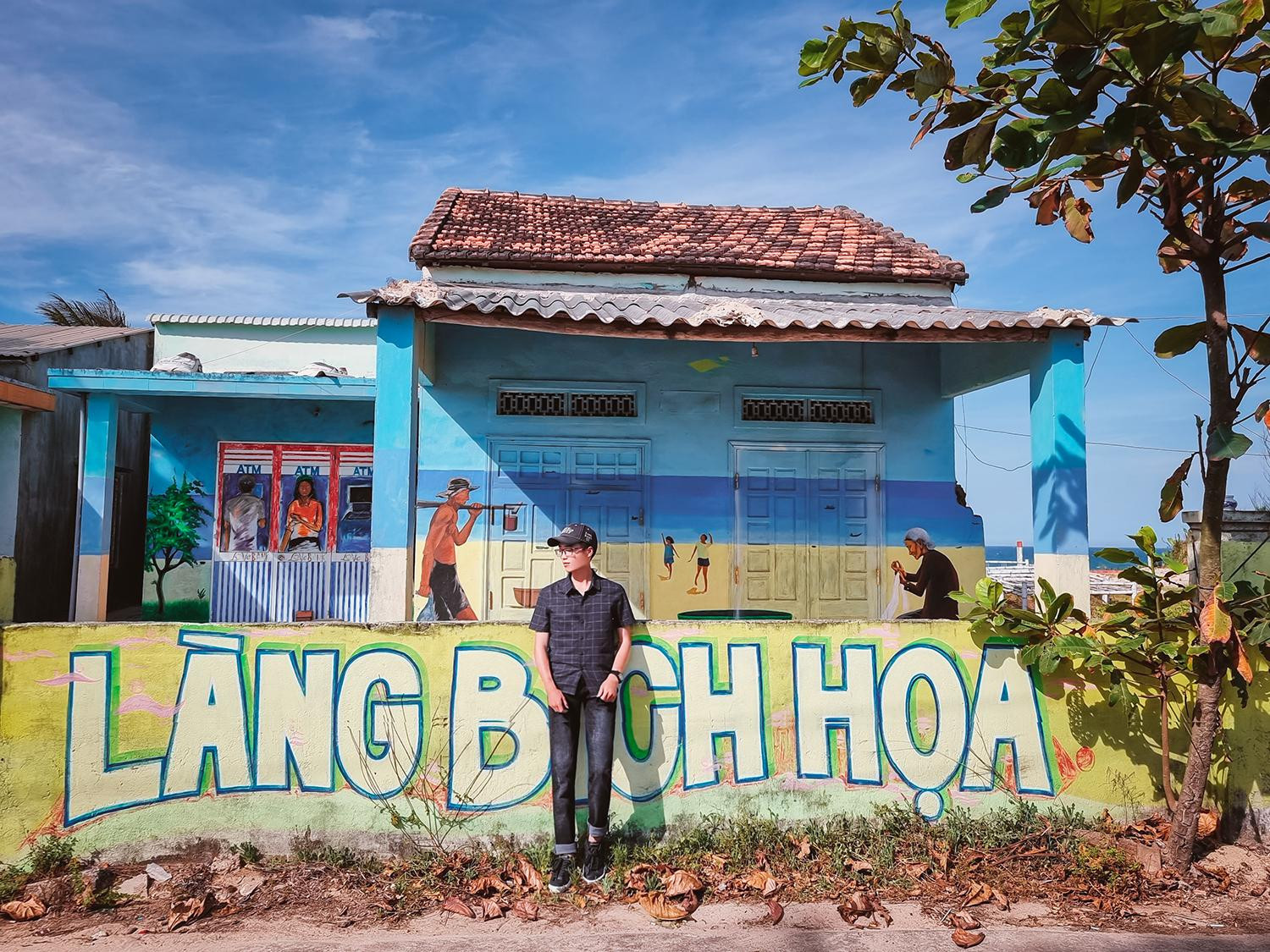 Blogger du lịch check in làng bích hoạ khắp Việt Nam - 1