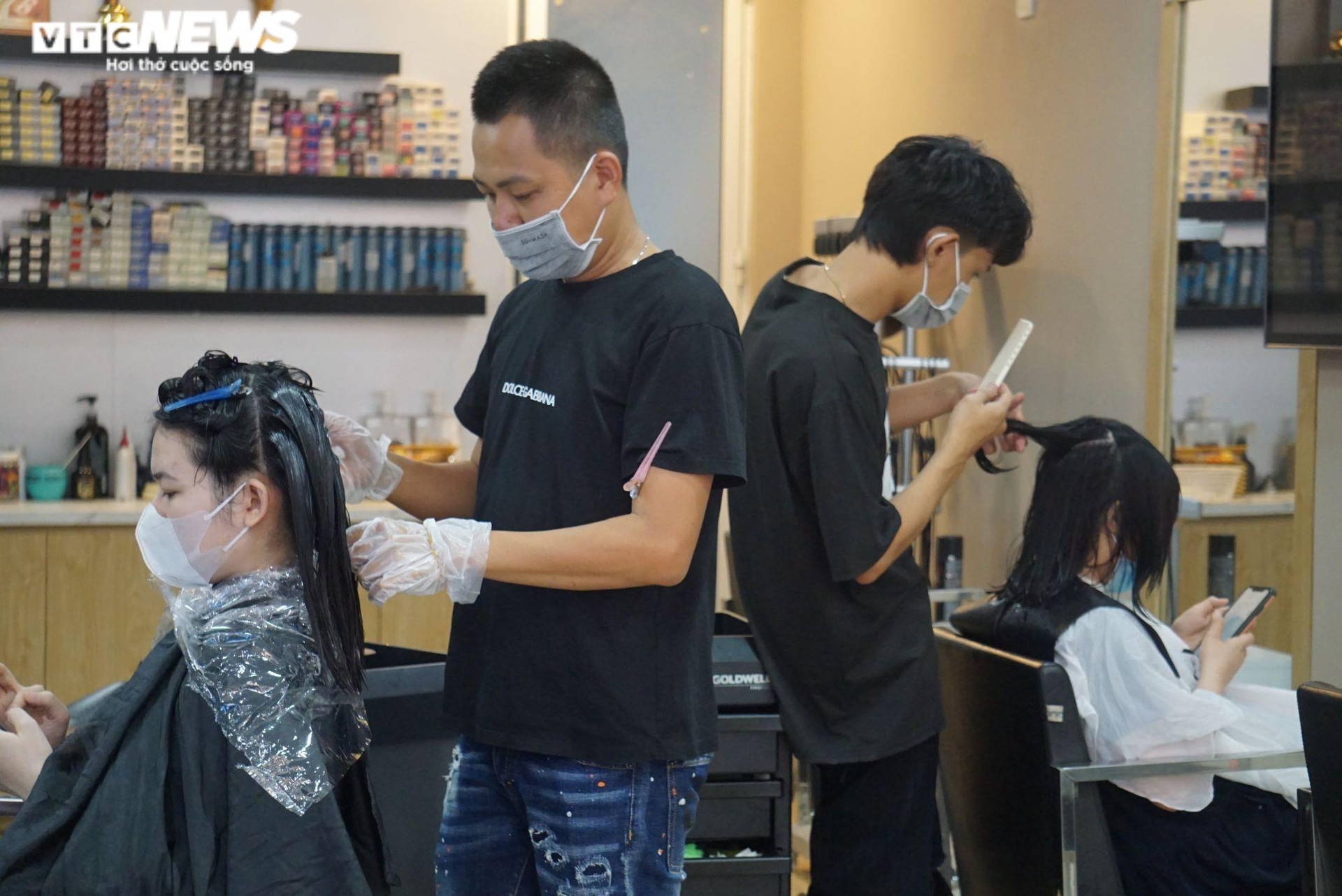 Ảnh: Salon tóc ở Đà Nẵng làm việc xuyên trưa, điện thoại đặt lịch ‘cháy’ máy - 6