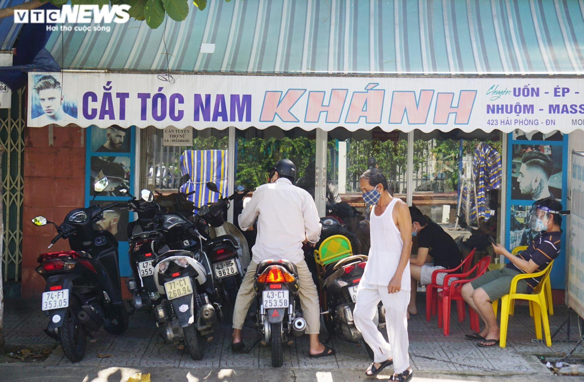 Ảnh: Salon tóc ở Đà Nẵng làm việc xuyên trưa, điện thoại đặt lịch ‘cháy’ máy - 2