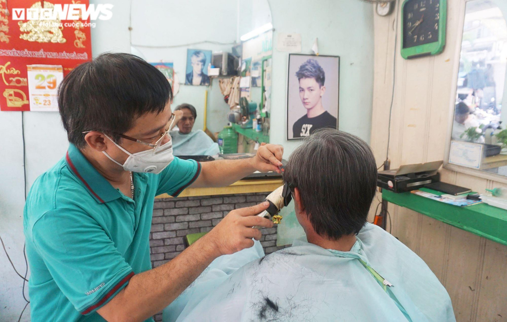 Ảnh: Salon tóc ở Đà Nẵng làm việc xuyên trưa, điện thoại đặt lịch ‘cháy’ máy - 7
