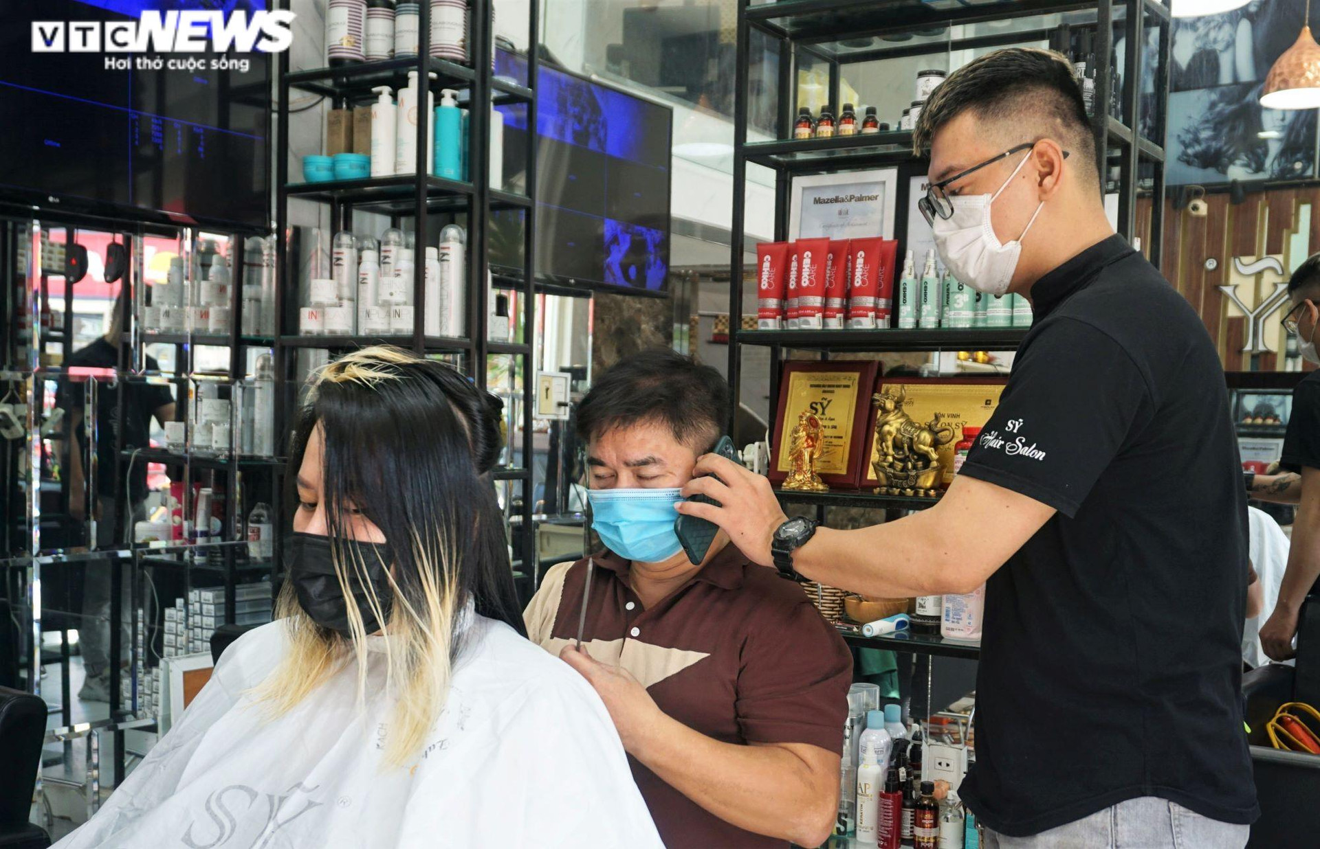 Ảnh: Salon tóc ở Đà Nẵng làm việc xuyên trưa, điện thoại đặt lịch ‘cháy’ máy - 4