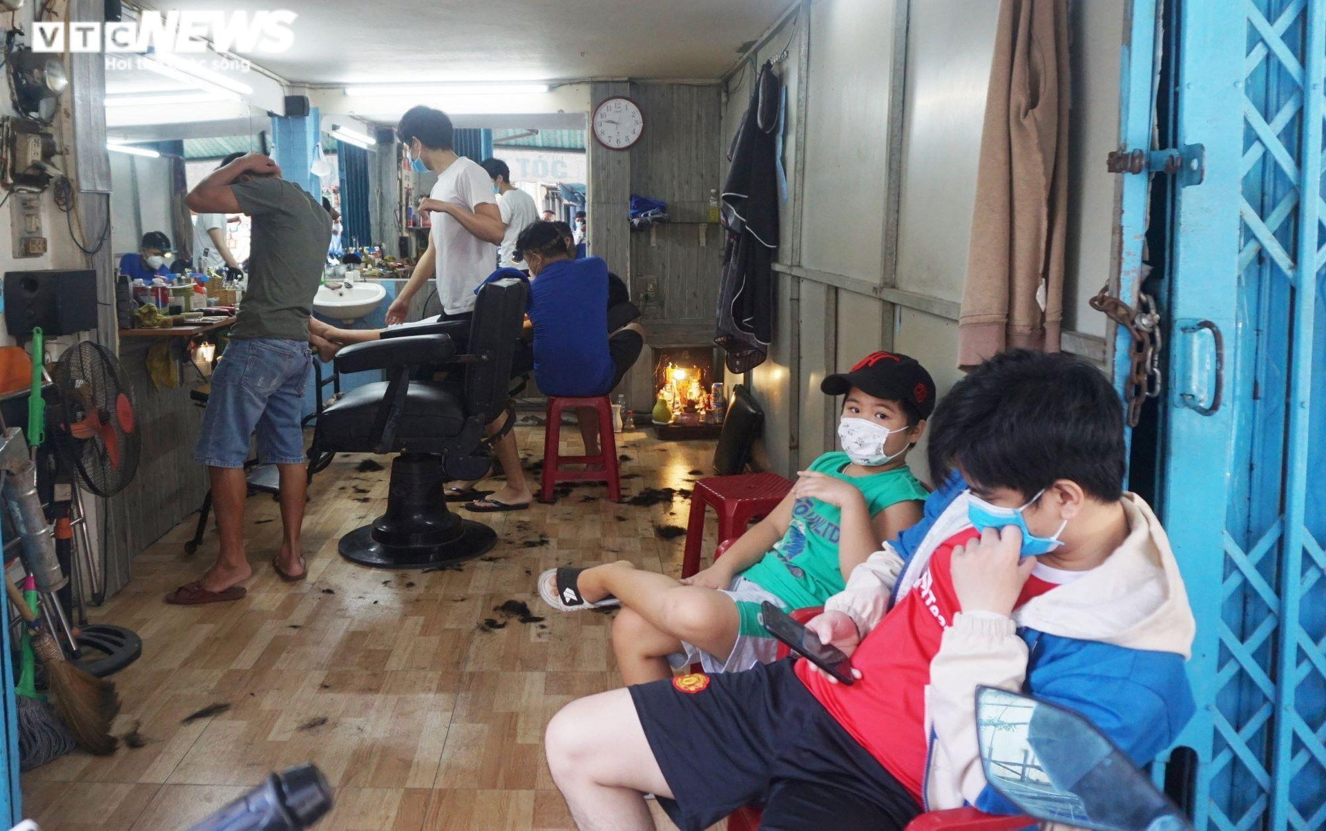 Ảnh: Salon tóc ở Đà Nẵng làm việc xuyên trưa, điện thoại đặt lịch ‘cháy’ máy - 8