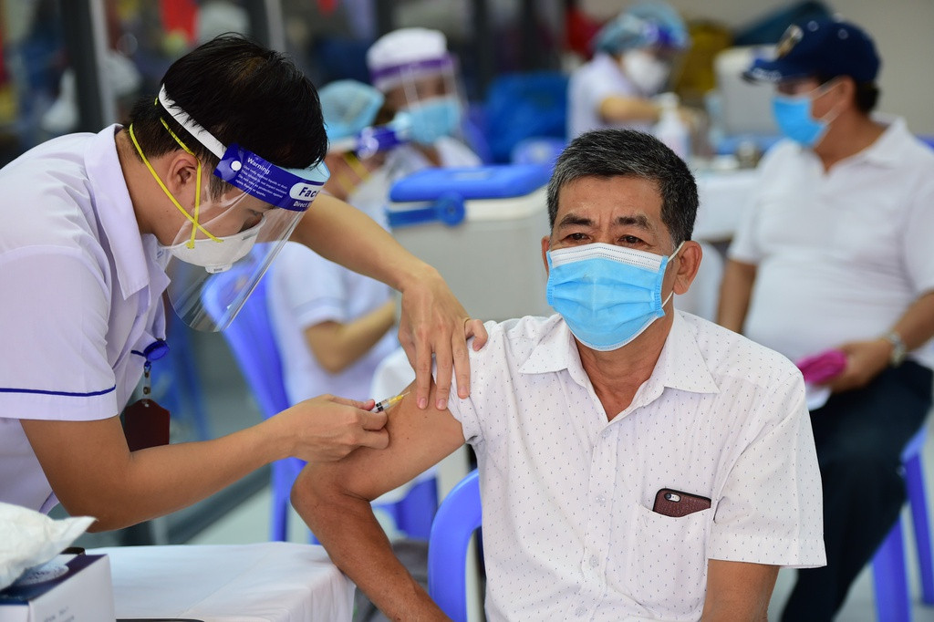 Trưa 30/9: Cả nước đã tiêm trên 42,3 triệu liều vaccine COVID-19; Hà Nam xử phạt 1 trường hợp 7,5 triệu đồng vì trốn khỏi vùng cách ly - Ảnh 1.