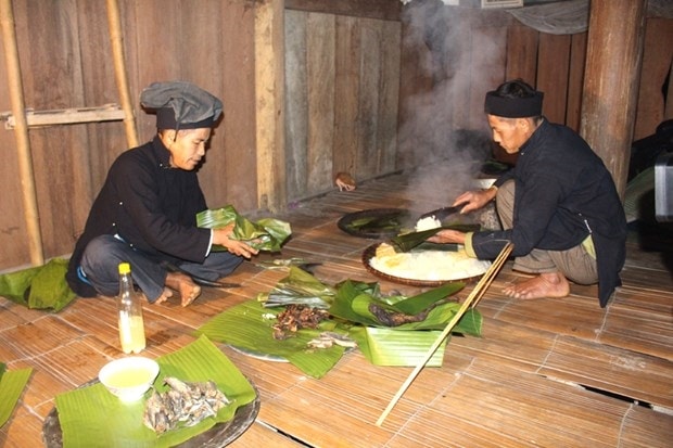 Thầy cúng hướng dẫn gia chủ chuẩn bị các lễ vật để làm Lễ cúng mừng lúa mới cho gia đình ông Vương Văn Phô, thôn Lùng Vi, xã Nà Khương, huyện Quang Bình. (Nguồn: baohagiang)