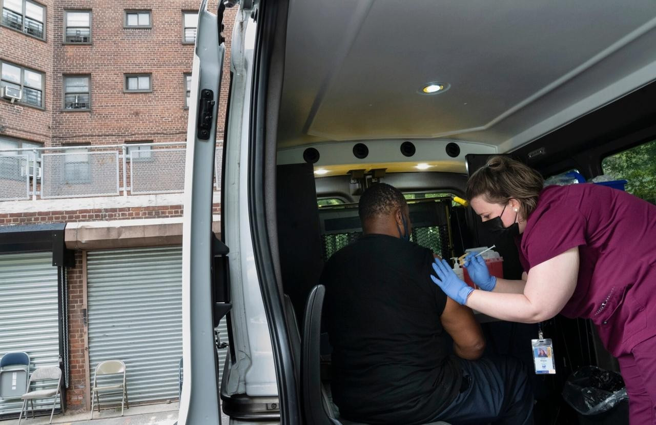 Nhân viên y tế ở tiểu bang New York buộc phải tiêm vắc xin mới được tiếp tục làm việc. Ảnh: James Estrin