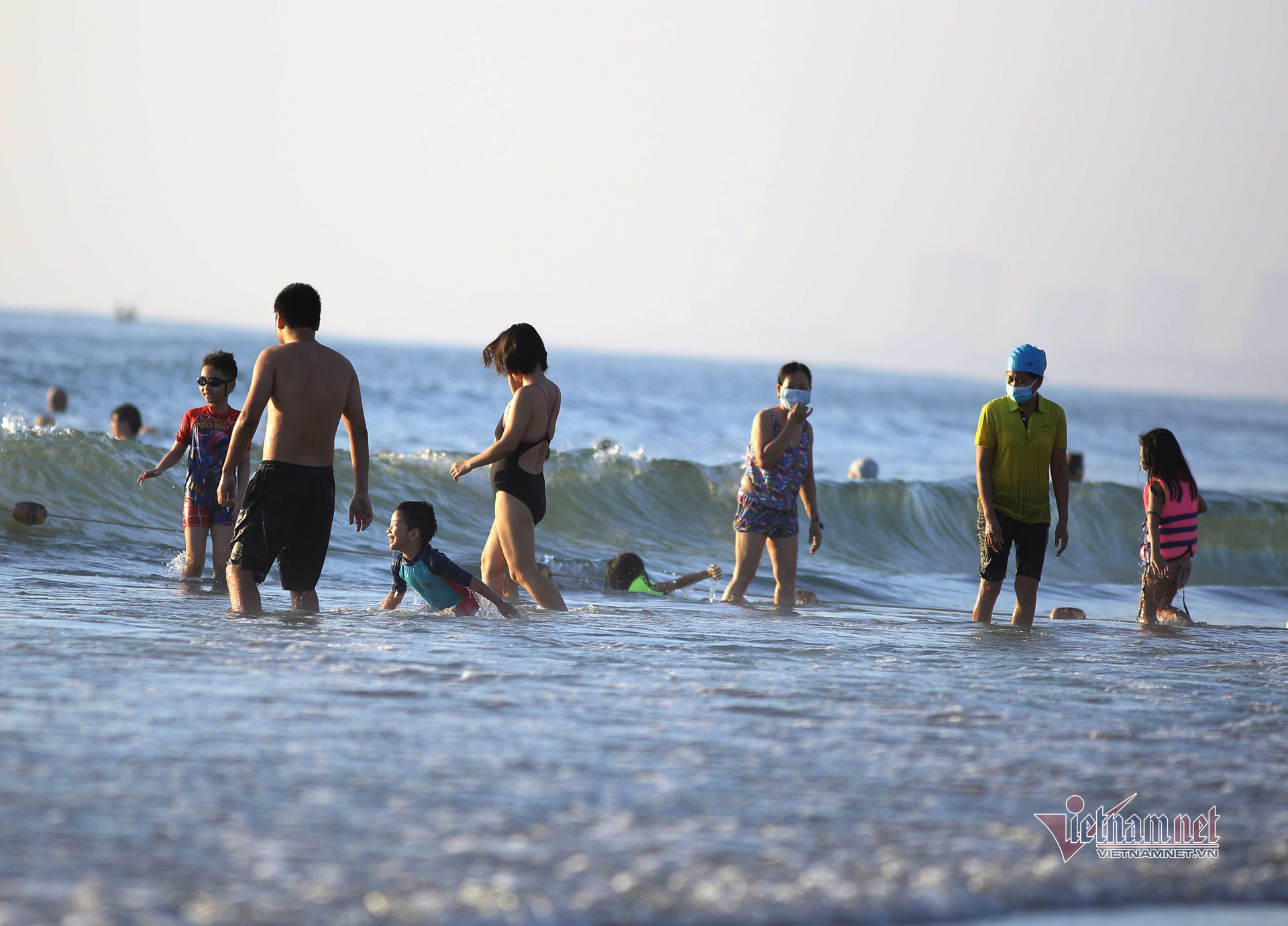 Bỏ lệnh cấm, dân Đà Nẵng dậy từ sáng sớm ra biển tắm, tập thể dục