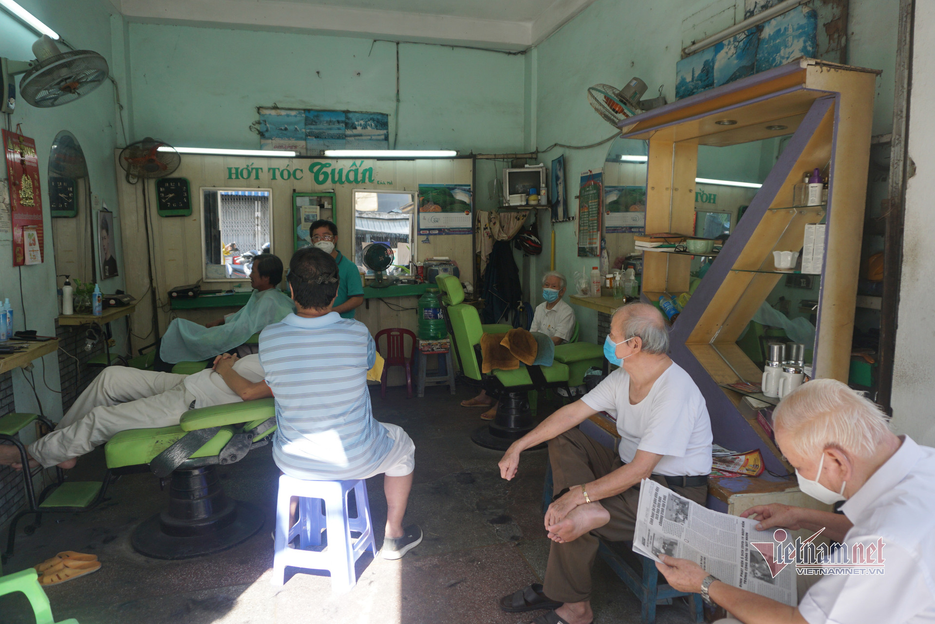 Khách liên tục gọi đặt lịch, thợ cắt tóc Đà Nẵng làm mỏi tay ngày đầu mở cửa