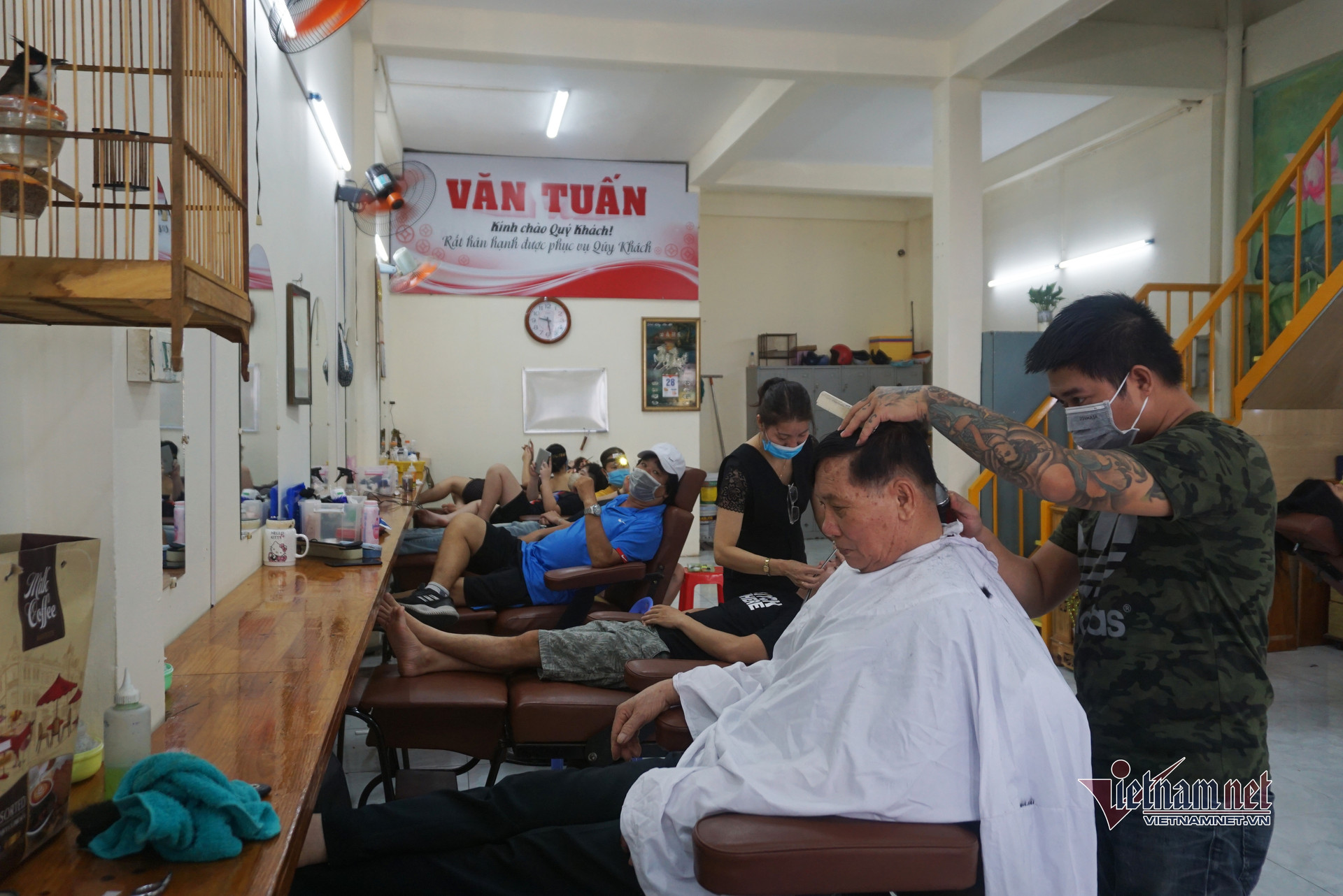 Khách liên tục gọi đặt lịch thợ cắt tóc Đà Nẵng làm mỏi tay ngày đầu