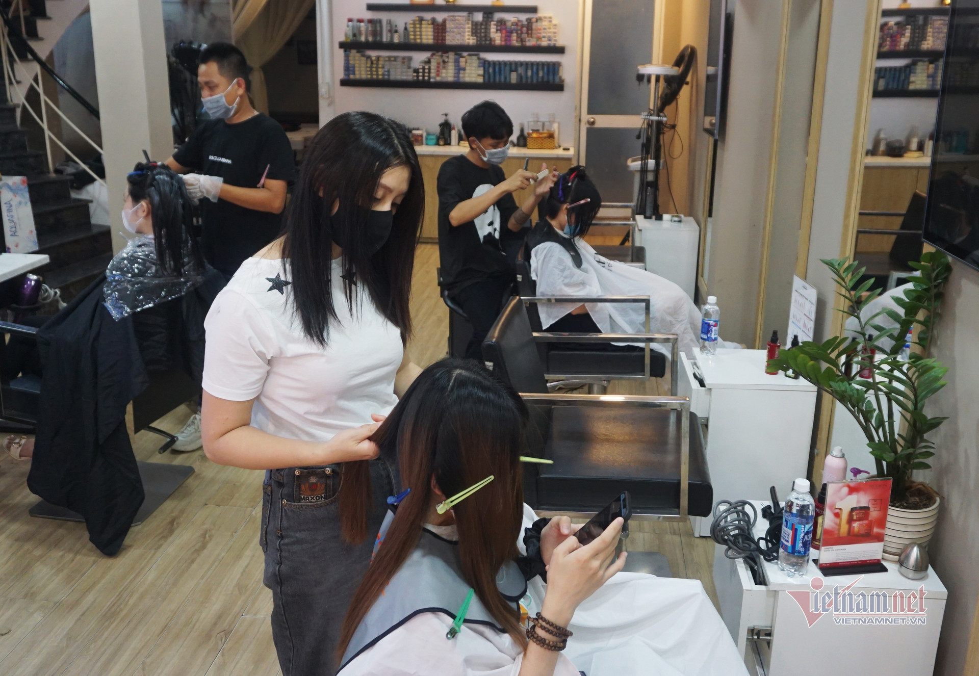 Khách liên tục gọi đặt lịch, thợ cắt tóc Đà Nẵng làm mỏi tay ngày đầu mở cửa