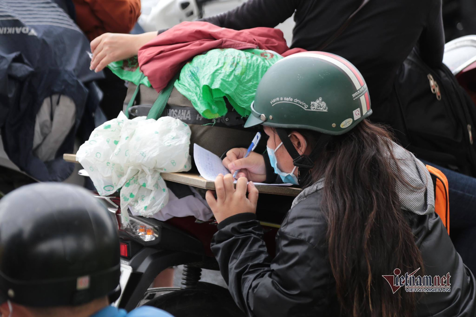 Tự ý về quê bằng xe máy, cả trăm người mắc kẹt ở cửa ngõ TP.HCM