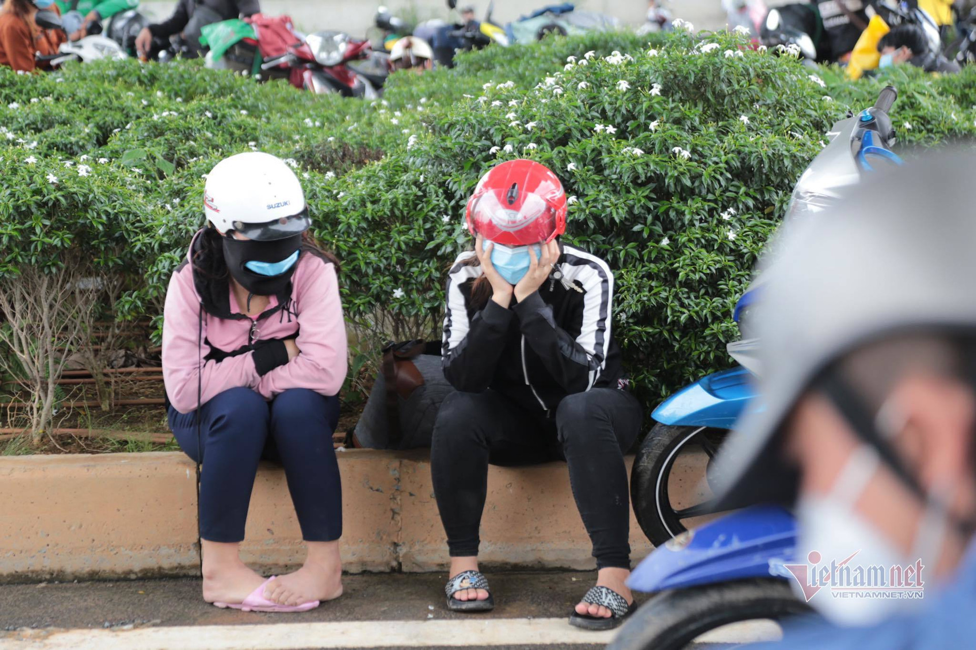 Tự ý về quê bằng xe máy, cả trăm người mắc kẹt ở cửa ngõ TP.HCM