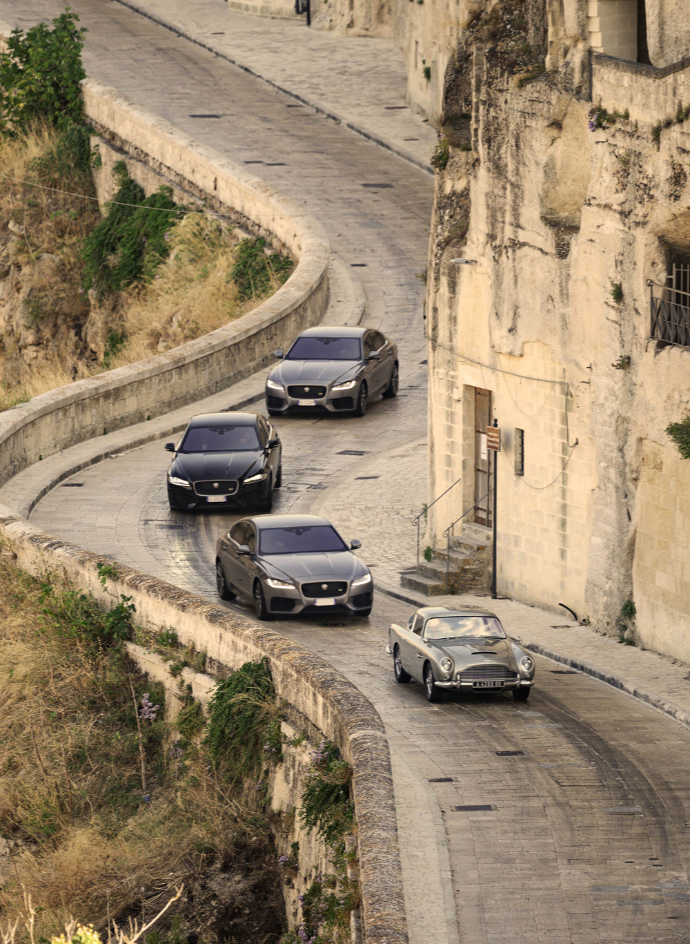 Những chiếc xe XF len lỏi qua những con đường hẹp, ngoằn ngoèo của thành phố