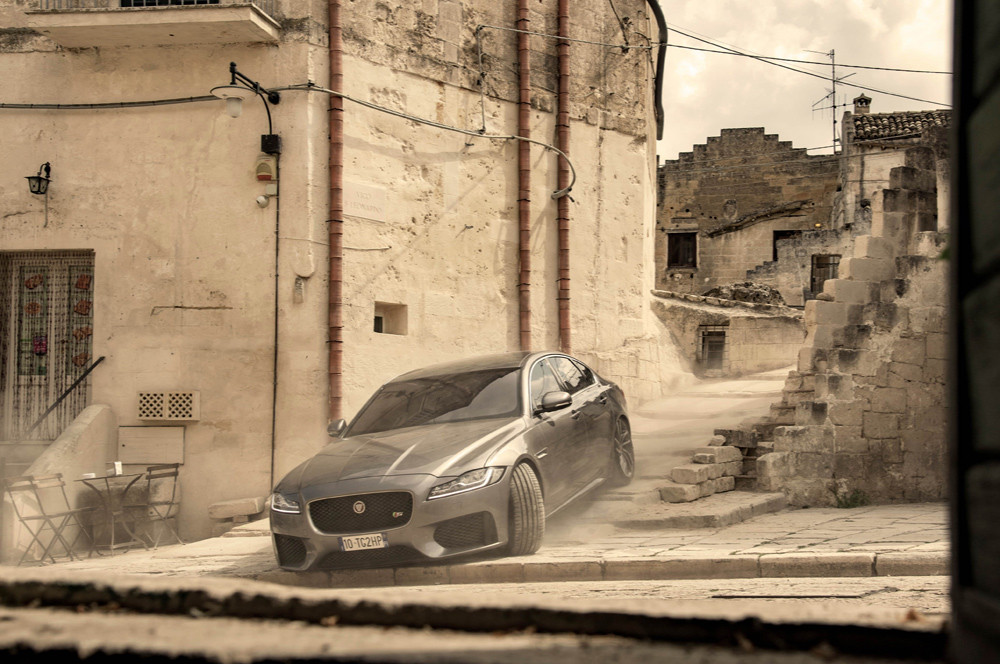 Jaguar XF rượt đuổi ngoạn mục trong phim James Bond mới