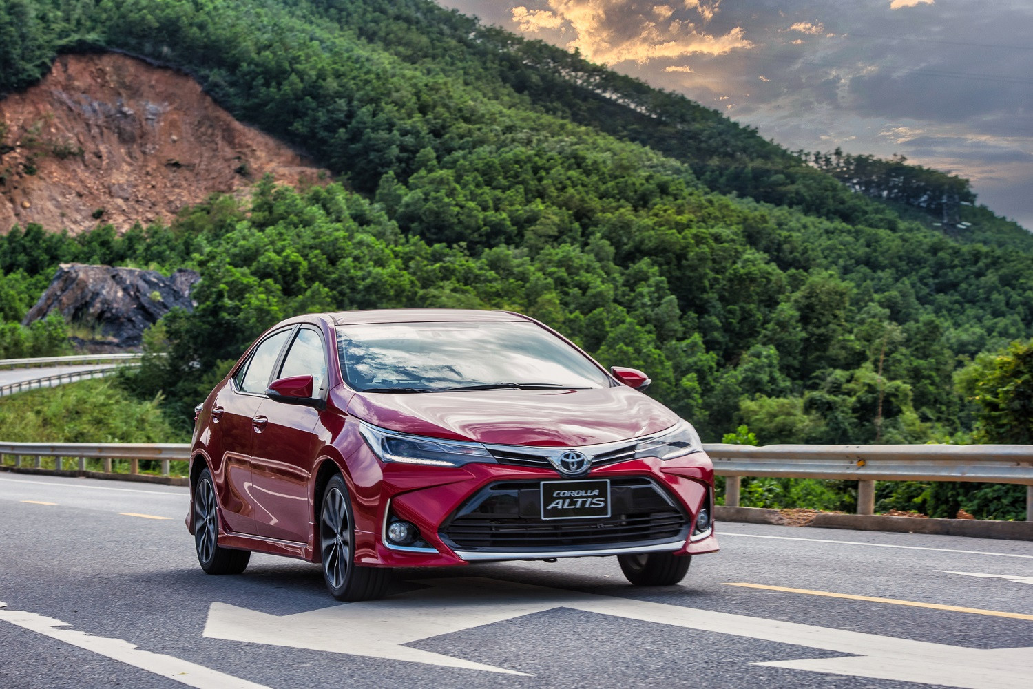 Toyota Corolla Altis giảm giá mạnh trong tháng 10/2021