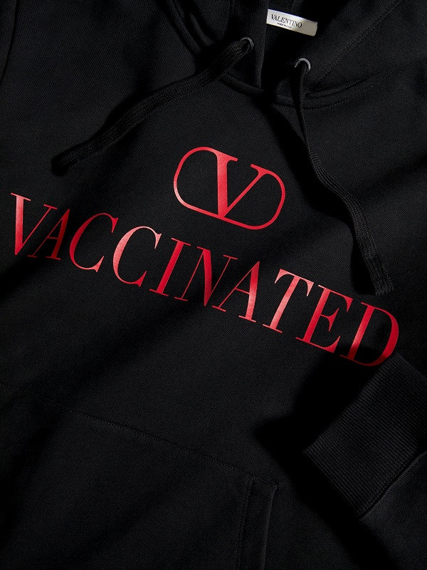 Valentino cùng UNICEF ra đời áo hoodie ủng hộ tiêm chủng ngừa Covid toàn cầu - 1