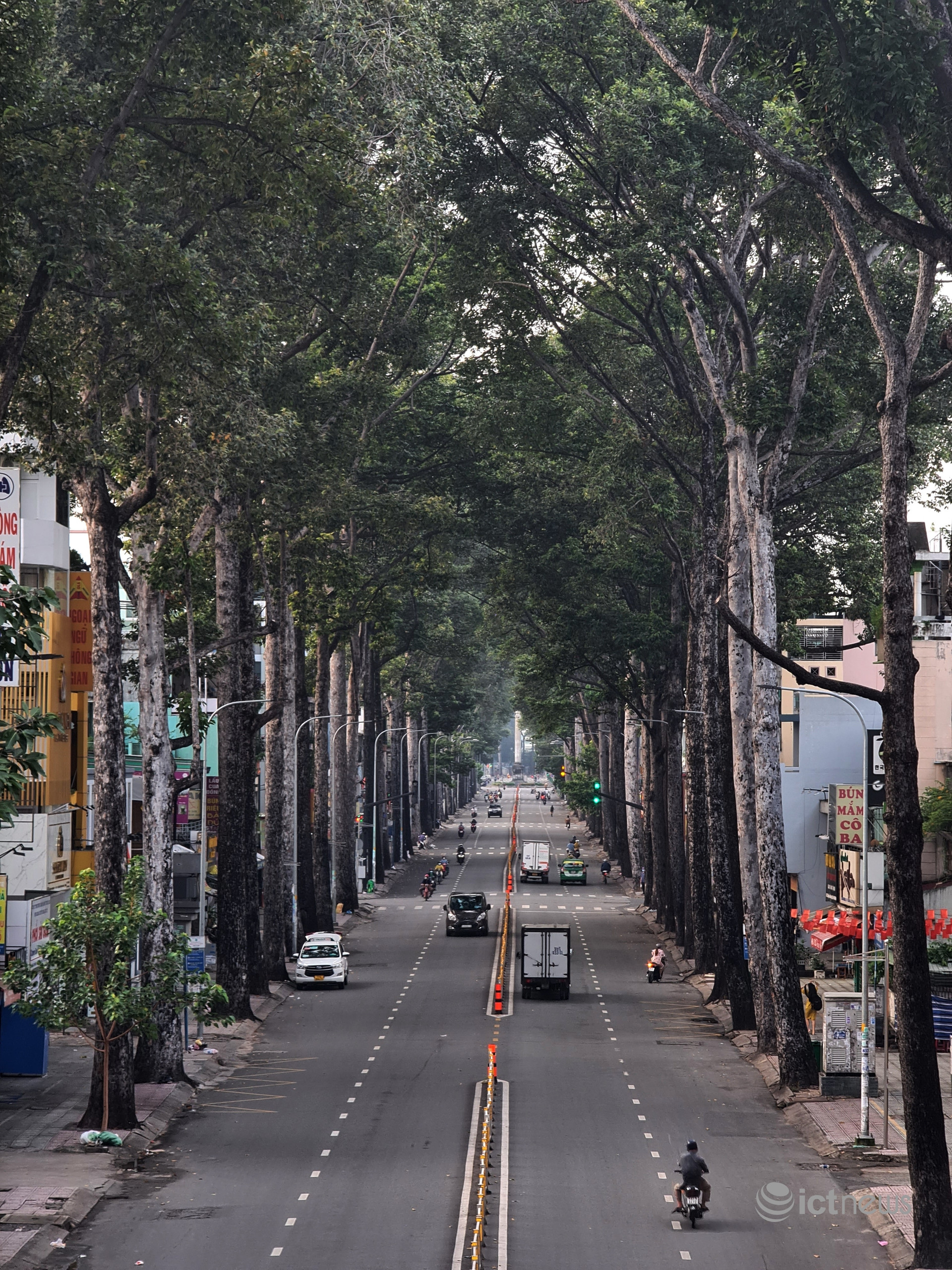 Hình ảnh Sài Gòn ngày đầu nới lỏng giãn cách qua ống kính smartphone