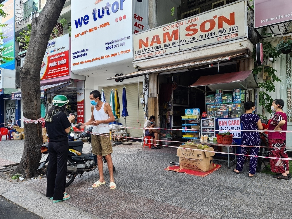 Hình ảnh Sài Gòn ngày đầu nới lỏng giãn cách qua ống kính smartphone